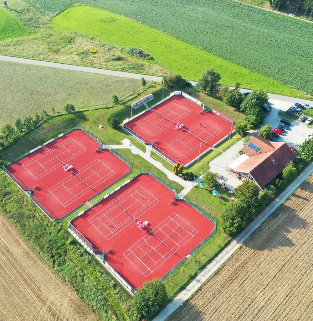 default Hier ist eine schöne Luftbildaufnahme mit den neuen Allwetterplkätzen aus dem Frühjahr 2021 zu sehen.
